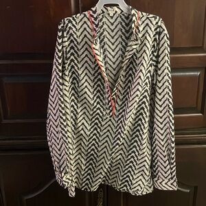 Beautifully designed dress shirt with pleats in the back for a fitted look.